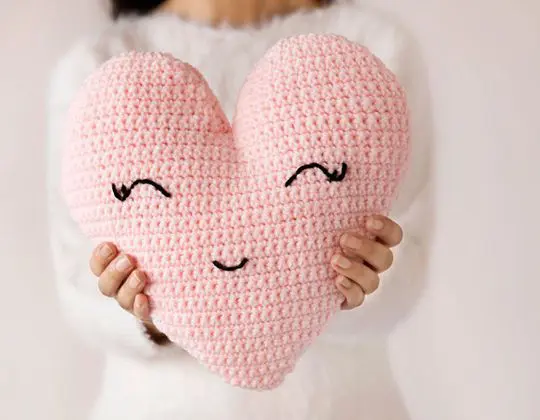 crochet Heart Shaped Pillow free pattern